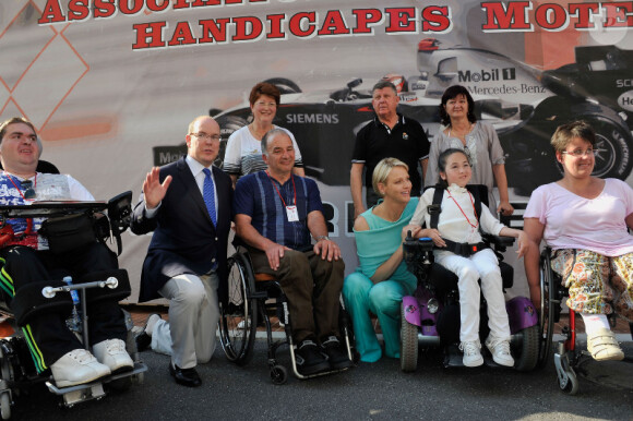 Le prince Albert et Charlene le 26 mai 2012 ont pris la pose avec des personnes handicapées à l'occasion du Grand Prix de Monaco