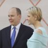 Le prince Albert et Charlene sont allés rencontrer des personnes handicapées dans le paddock du Grand Prix de Monaco le 26 mai 2012