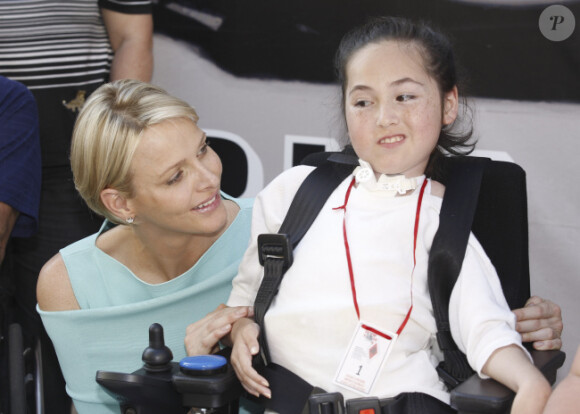 Le prince Albert et Charlene sont allés rencontrées des personnes handicapées dans le paddock du Grand Prix de Monaco le 26 mai 2012