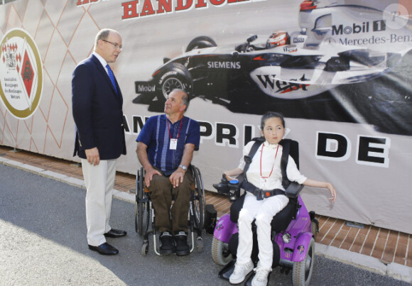 Le prince Albert et Charlene sont allés rencontrer des personnes handicapées dans le paddock du Grand Prix de Monaco le 26 mai 2012