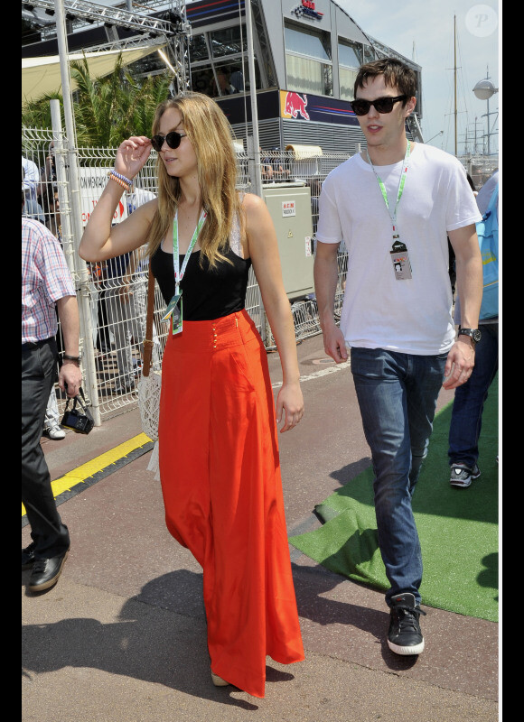 Jennifer Lawrence et Nicholas Hoult lors des essais du Grand Prix de Formule 1 à Monaco le 26 mai 2012