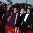 Julie Depardieu enceinte aux côtés de Ludivine Sagnier, Cécile de France et Patrick Bruel, lors de la cérémonie de clôture du Festival de Cannes, le 27 mai 2012.