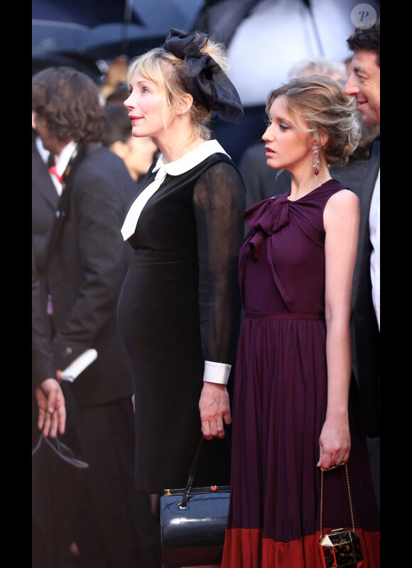 Julie Depardieu enceinte aux côtés de Ludivine Sagnier, lors de la cérémonie de clôture du Festival de Cannes, le 27 mai 2012.