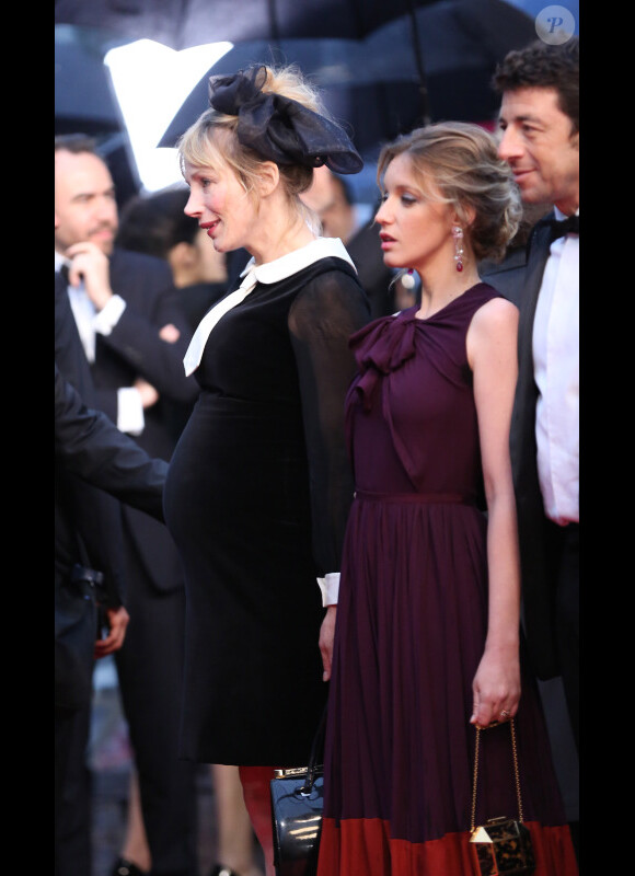 Julie Depardieu enceinte aux côtés de Ludivine Sagnier, lors de la cérémonie de clôture du Festival de Cannes, le 27 mai 2012.