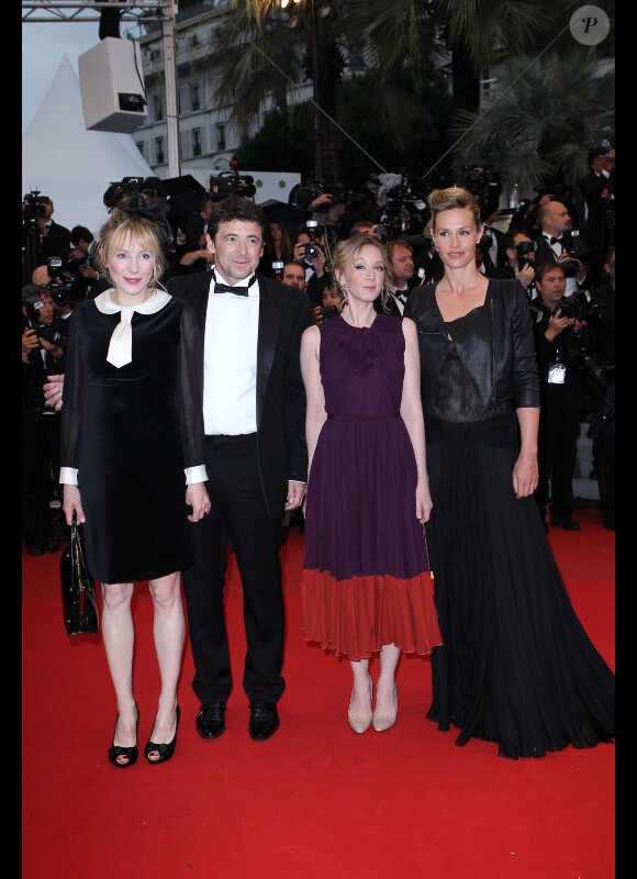 Julie Depardieu enceinte aux côtés de Ludivine Sagnier, Cécile de France et Patrick Bruel, lors de la cérémonie de clôture du Festival de Cannes, le 27 mai 2012.