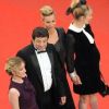 Julie Depardieu enceinte aux côtés de Ludivine Sagnier, Cécile de France et Patrick Bruel, lors de la cérémonie de clôture du Festival de Cannes, le 27 mai 2012.