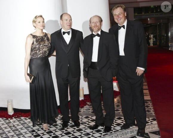 Le prince Albert et la princesse Charlene de Monaco, ici avec Ron Howard et Guy East, donnaient le 27 mai au Sporting Club de Monte-Carlo un dîner de gala ponctuant, dans le faste et la bonne humeur, le Grand Prix de Monaco 2012. Le vainqueur de la course Mark Webber et sa femme Ann Neal étaient leurs invités spéciaux.