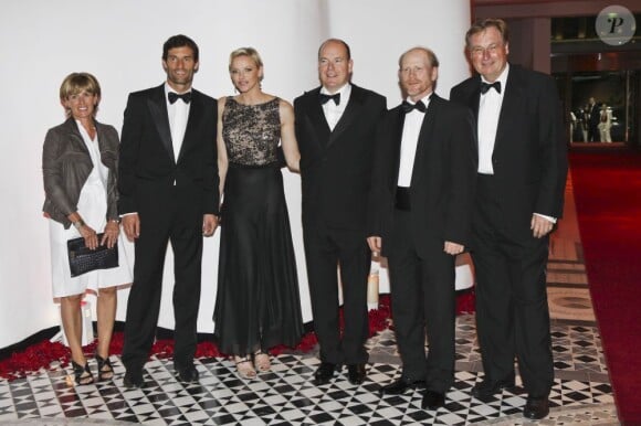 Le prince Albert et la princesse Charlene de Monaco donnaient le 27 mai au Sporting Club de Monte-Carlo un dîner de gala ponctuant, dans le faste et la bonne humeur, le Grand Prix de Monaco 2012. Le vainqueur de la course Mark Webber et sa femme Ann Neal étaient leurs invités spéciaux.
