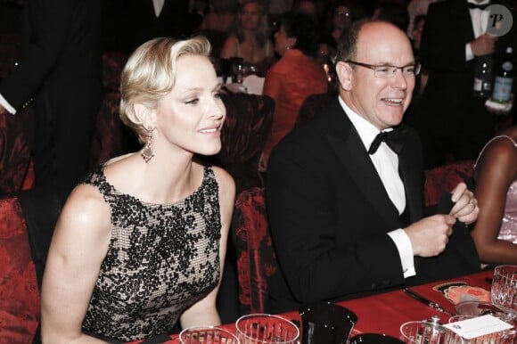 Le prince Albert, visiblement ravi, et la princesse Charlene de Monaco donnaient le 27 mai au Sporting Club de Monte-Carlo un dîner de gala ponctuant, dans le faste et la bonne humeur, le Grand Prix de Monaco 2012. Le vainqueur de la course Mark Webber et sa femme Ann Neal étaient leurs invités spéciaux.