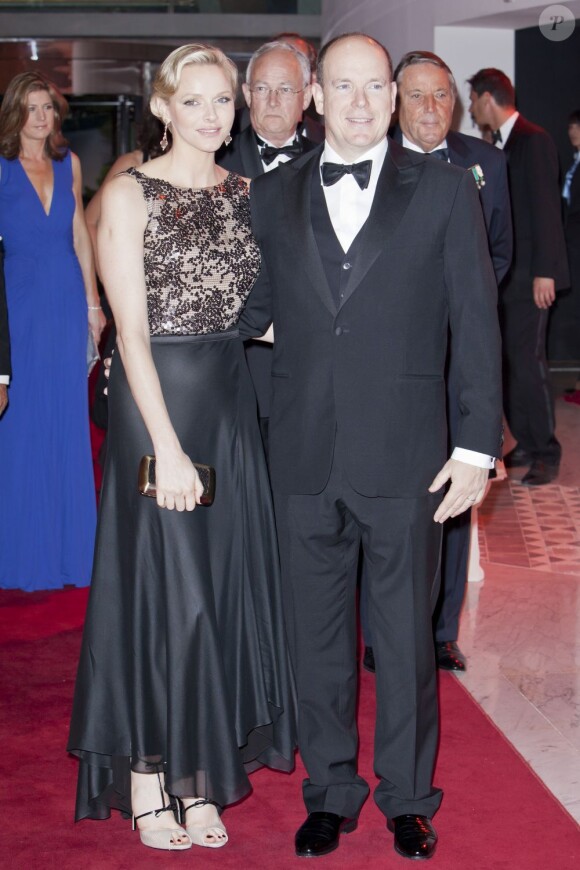 Le prince Albert et la princesse Charlene de Monaco arrivent au Sporting Club de Monte-Carlo le 27 mai pour le dîner de gala ponctuant, dans le faste et la bonne humeur, le Grand Prix de Monaco 2012. Le vainqueur de la course Mark Webber et sa femme Ann Neal étaient leurs invités spéciaux.