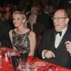 Le prince Albert, visiblement ravi, et la princesse Charlene de Monaco donnaient le 27 mai au Sporting Club de Monte-Carlo un dîner de gala ponctuant, dans le faste et la bonne humeur, le Grand Prix de Monaco 2012. Le vainqueur de la course Mark Webber et sa femme Ann Neal étaient leurs invités spéciaux.