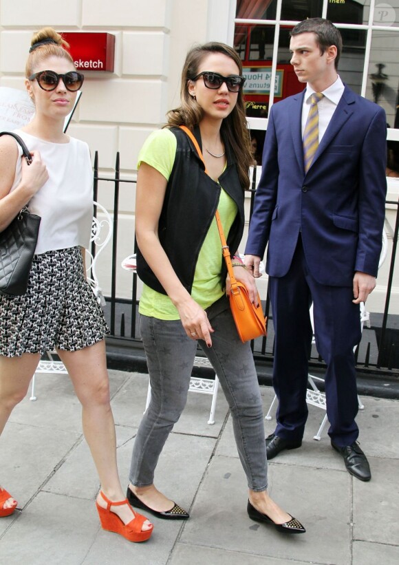 Jessica Alba, dans un look au top, et une amie dans les rues de Londres le 29 mai 2012