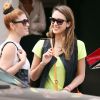 Jessica Alba et une amie dans les rues de Londres le 29 mai 2012