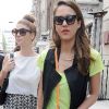 Jessica Alba a passé un bon moment avec une amie dans les rues de Londres le 29 mai 2012