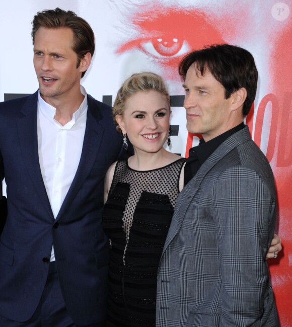 Anna Paquin entouré de ses deux vampires Stephen Moyer et Alexander Skarsgard à l'avant-première de la saison 5 de la série True Blood, à Los Angeles, le 30 mai 2012.