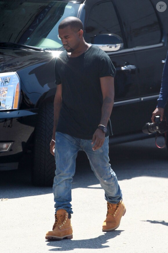 Kanye West rend visite à Kim Kardashian en plein shooting dans le quartier de China Town, à Los Angeles, le 13 mai 2012.