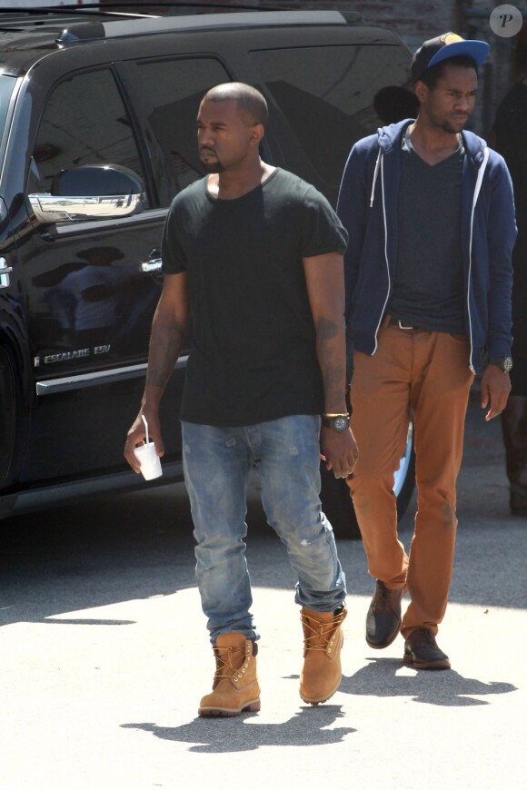 Kanye West rend visite à Kim Kardashian en plein shooting dans le quartier de China Town, à Los Angeles, le 13 mai 2012.