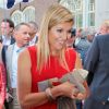 La princesse Maxima des Pays-Bas, coquette, fait-elle des emplettes en mission ? Elle était à Amsterdam le 30 mai 2012 pour un séminaire sur la formation à l'entrepreneuriat.