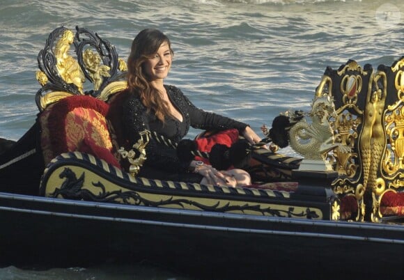 Arrivée de star en gondole pour Bérénice Marlohe qui inaugurait la nouvelle boutique Omega à Venise. Le 30 mai 2012.