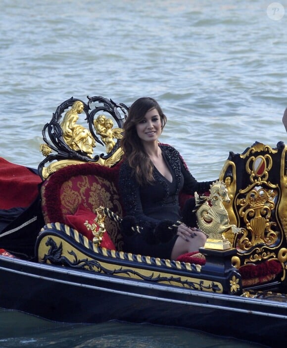 Bérénice Marlohe, sous bonne escorte dans une gondole typique, inaugure la nouvelle boutique Omega à Venise. Le 30 mai 2012.