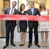 Bérénice Marlohe, aux côtés des cadres de Omega, inaugure la nouvelle boutique de la marque suisse à Venise. Le 30 mai 2012.
