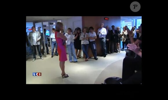 Laurence Ferrari applaudie par la rédaction de TF1 le jeudi 31 mai 2012