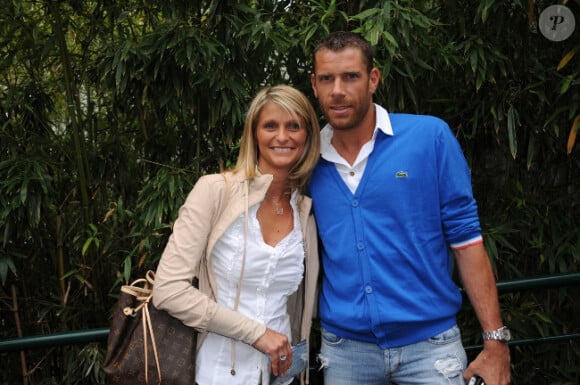 Sylvain Armand et sa femme lors de la 6e journée dans le village de Roland-Garros le 1er juin 2012 à Paris