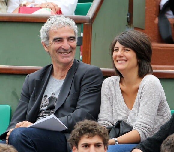Estelle Denis et Raymond Domenech assistent au 6e jour du tournoi de Roland-Garros, le vendredi 1er juin 2012.