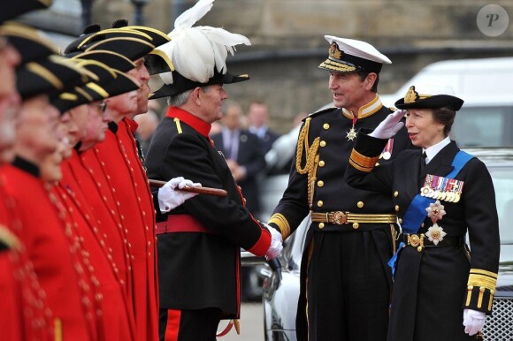 Elizabeth II avait réuni autour d'elle sur la barge royale Spirit of Chartwell le duc d'Edimbourg, le prince Charles et Camilla Parker Bowles, le prince William et Catherine, duchesse de Cambridge (Kate Middleton), et le prince Harry, pour la parade fluviale sur la Tamise du jubilé de diamant, le 3 juin 2012.