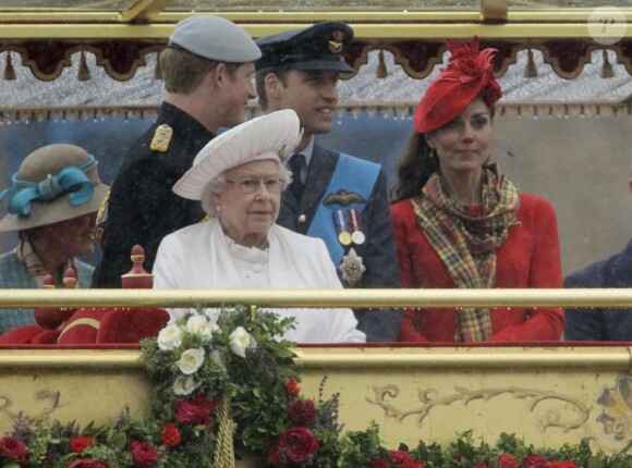 Kate Middleton a pris un risque... Elizabeth II avait réuni autour d'elle sur la barge royale Spirit of Chartwell le duc d'Edimbourg, le prince Charles et Camilla Parker Bowles, le prince William et Catherine, duchesse de Cambridge (Kate Middleton), et le prince Harry, pour la parade fluviale sur la Tamise du jubilé de diamant, le 3 juin 2012.
