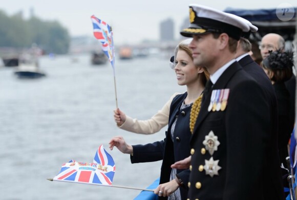 Le prince Edward et la princesse Beatrice.
Elizabeth II avait réuni autour d'elle sur la barge royale Spirit of Chartwell le duc d'Edimbourg, le prince Charles et Camilla Parker Bowles, le prince William et Catherine, duchesse de Cambridge (Kate Middleton), et le prince Harry, pour la parade fluviale sur la Tamise du jubilé de diamant, le 3 juin 2012.