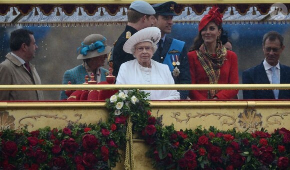 Elizabeth II avait réuni autour d'elle sur la barge royale Spirit of Chartwell le duc d'Edimbourg, le prince Charles et Camilla Parker Bowles, le prince William et Catherine, duchesse de Cambridge (Kate Middleton), et le prince Harry, pour la parade fluviale sur la Tamise du jubilé de diamant, le 3 juin 2012.