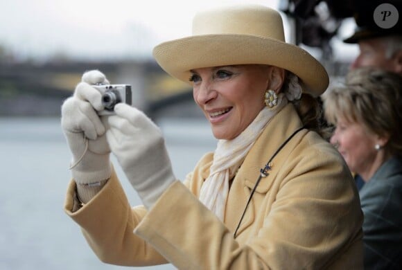 La princesse Michael de Kent immortalise la parade.
Elizabeth II avait réuni autour d'elle sur la barge royale Spirit of Chartwell le duc d'Edimbourg, le prince Charles et Camilla Parker Bowles, le prince William et Catherine, duchesse de Cambridge (Kate Middleton), et le prince Harry, pour la parade fluviale sur la Tamise du jubilé de diamant, le 3 juin 2012.
