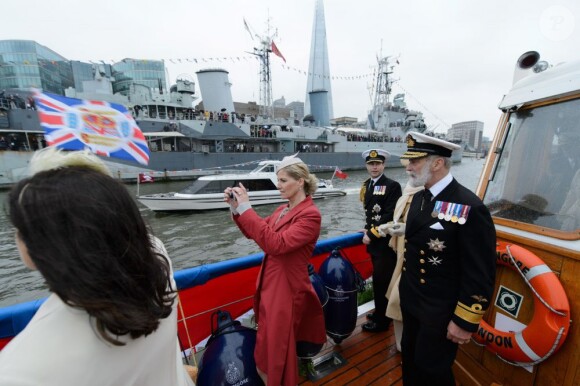 La comtesse Sophie de Wessex, devant le prince Michael de Kent, immortalise la parade.
Elizabeth II avait réuni autour d'elle sur la barge royale Spirit of Chartwell le duc d'Edimbourg, le prince Charles et Camilla Parker Bowles, le prince William et Catherine, duchesse de Cambridge (Kate Middleton), et le prince Harry, pour la parade fluviale sur la Tamise du jubilé de diamant, le 3 juin 2012.
