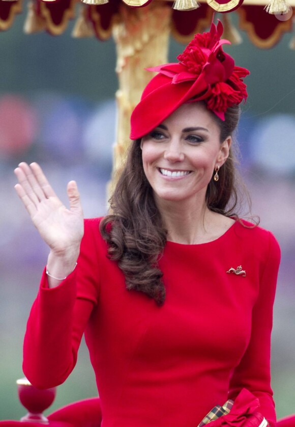 Kate Middleton, presque plus rouge que la barge royale Spirit of Chartwell, a bien failli éclipser Elizabeth II lors de la parade fluviale sur la Tamise pour le jubilé de diamant de la reine, à Londres, le 3 juin 2012.