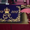La reine Elizabeth II avait ses proches auprès d'elle sur la barge royale Spirit of Chartwell lors de la parade fluviale sur la Tamise, le 3 juin 2012 à Londres, pour son jubilé de diamant. Kate Middleton s'est fait remarquer...
