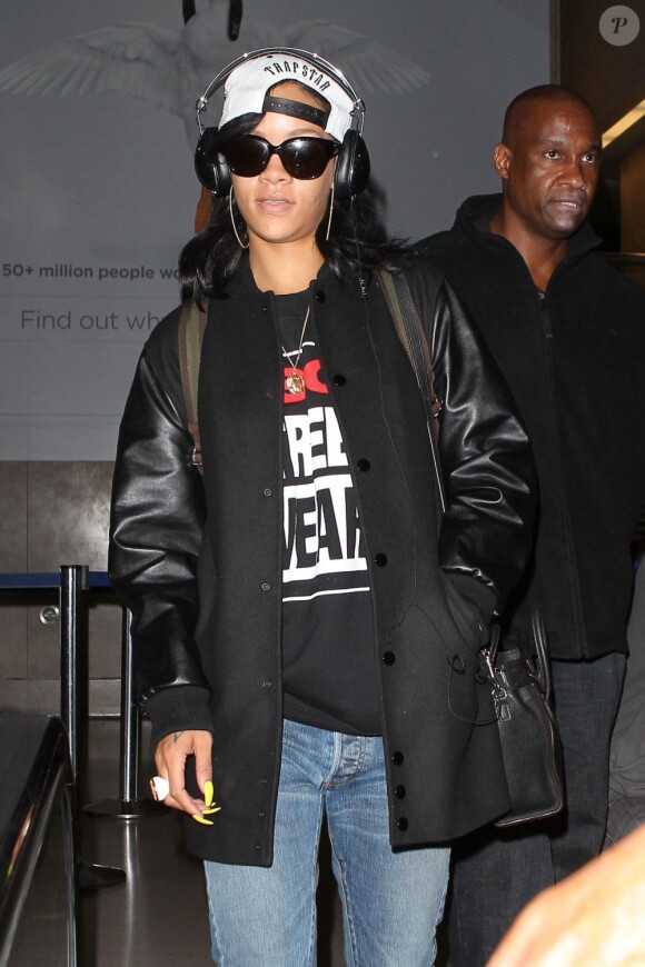 Rihanna arrive à l'aéroport de Los Angeles en provenance de New York. Le 3 juin 2012.