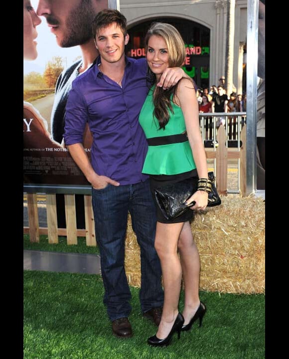 Matt Lanter et Angela Stacy posent lors d'une avant-première à Hollywood en avril 2012