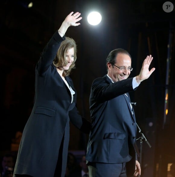 Valérie Trierweiler et François Hollande place de la Bastille à Paris, le soir de la victoire, le 6 mai 2012.