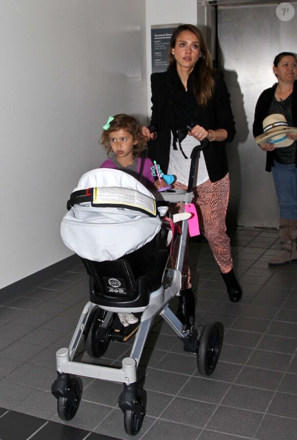 Jessica Alba, accompagnée de ses filles Honor et Haven, arrive à l'aéroport LAX de Los Angeles. Le 6 juin 2012.