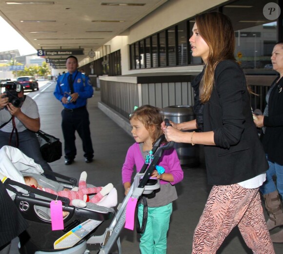 Jessica Alba et ses filles arrivent à l'aéroport LAX de Los Angeles. Le 6 juin 2012.