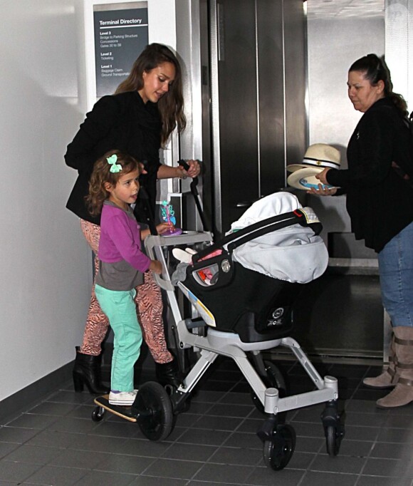 Jessica Alba arrive en famille à l'aéroport LAX de Los Angeles, en provenance de New York. Le 6 juin 2012.