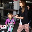 Jessica Alba et ses filles arrivent à l'aéroport LAX de Los Angeles. Le 6 juin 2012.
