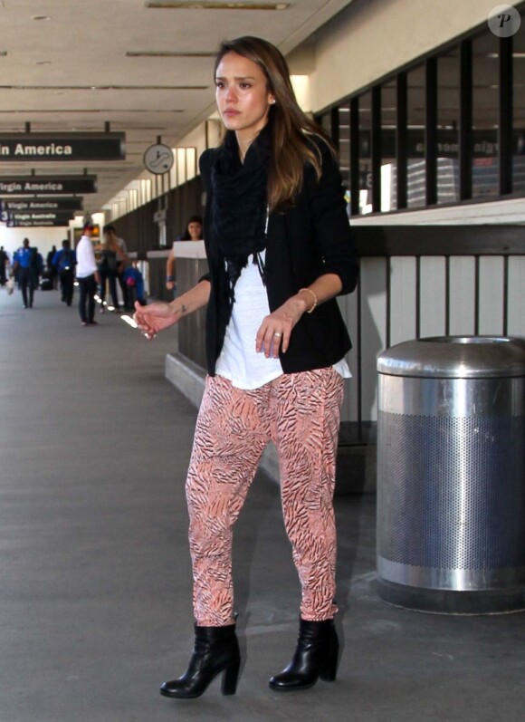 Jessica Alba à l'aéroport LAX de Los Angeles. Le 6 juin 2012.
