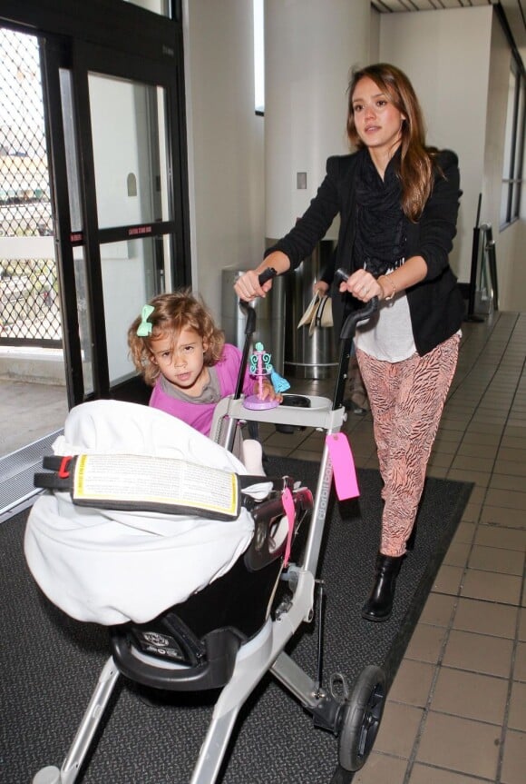 Jessica Alba et ses filles Honor et Haven rentrent à Los Angeles en provenance de New York. Le 6 juin 2012.