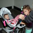 Jessica Alba et ses filles Honor et Haven rentrent à Los Angeles en provenance de New York. Le 6 juin 2012.