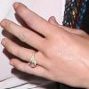 Miley Cyrus montre fièrement sa bague de fiançailles à l'aéroport de la Nouvelle Orléans, le 7 juin 2012. La jeune femme est fiancée à Liam Hemsworth.