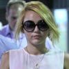 Miley Cyrus montre fièrement sa bague de fiançailles à l'aéroport de la Nouvelle Orléans, le 7 juin 2012
