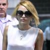 Miley Cyrus montre fièrement sa bague de fiançailles à l'aéroport de la Nouvelle Orléans, le 7 juin 2012