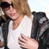 Miley Cyrus montre fièrement sa jolie bague de fiançailles à l'aéroport de la Nouvelle Orléans, le 7 juin 2012